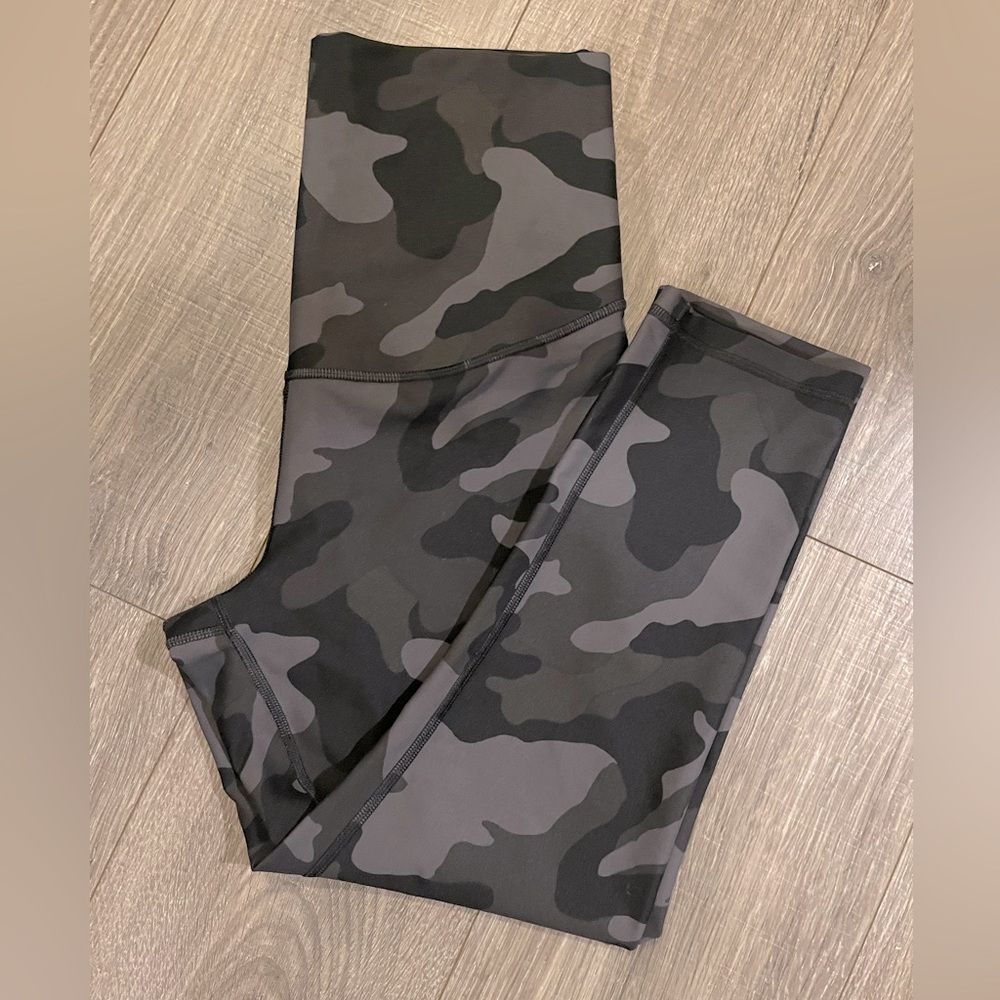 Old Navy Maternity Full Panel Capri Camo Leggings Size Small